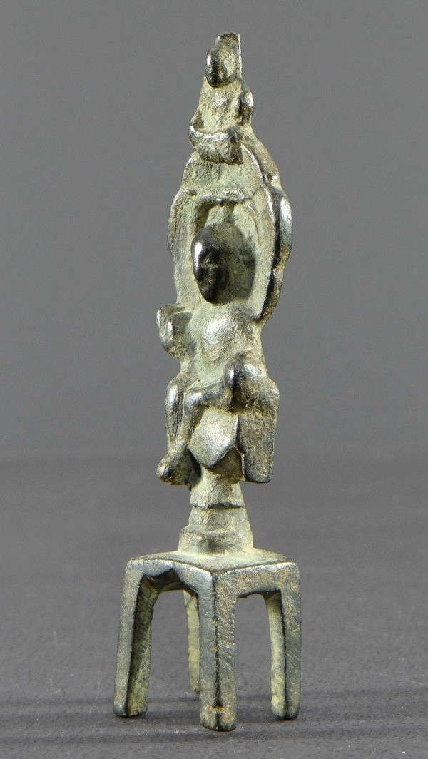 Chine , Dynastie Wei Du Nord (386-534), Rare Petit Autel En Bronze De Kwan Yin Repos Royal. 