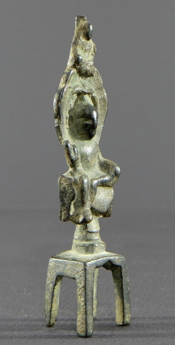 Chine , Dynastie Wei Du Nord (386-534), Rare Petit Autel En Bronze De Kwan Yin Repos Royal. 