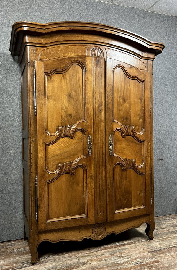 Armoire Louis XV Charolaise en noyer massif d'époque XVIII siècle  