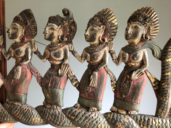 Wandpaneel aus geschnitztem Holz, polychrom mit doppelter Naga und 9 Gottheiten Mitte 20.