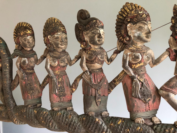 Wandpaneel aus geschnitztem Holz, polychrom mit doppelter Naga und 9 Gottheiten Mitte 20.