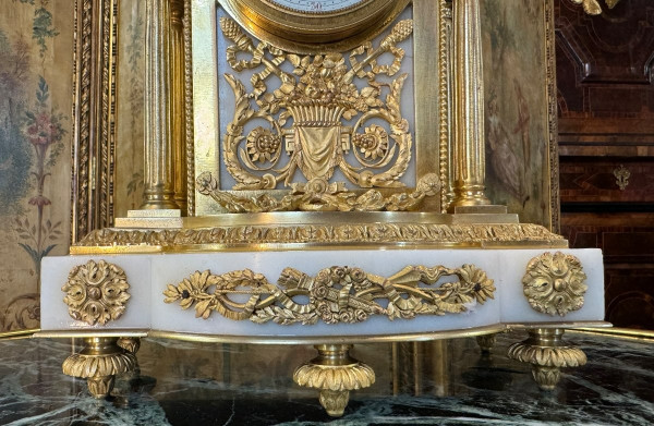 GARNITURE DE CHEMINEE DE STYLE LOUIS XVI