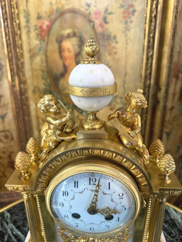GARNITURE DE CHEMINEE DE STYLE LOUIS XVI