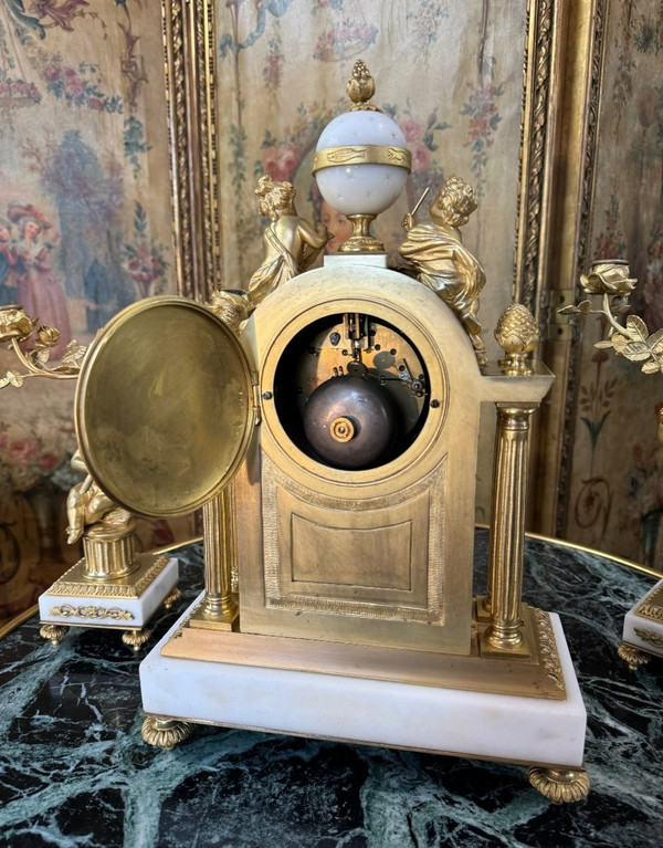 GARNITURE DE CHEMINEE DE STYLE LOUIS XVI