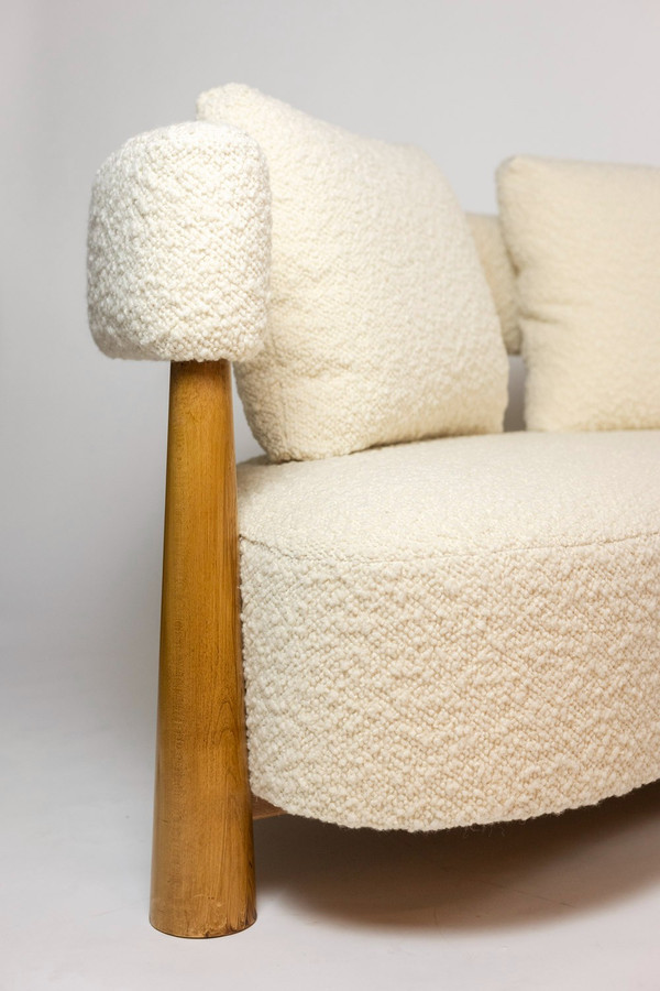 Bean-shaped 3-seater sofa in blond beech. Contemporary work.