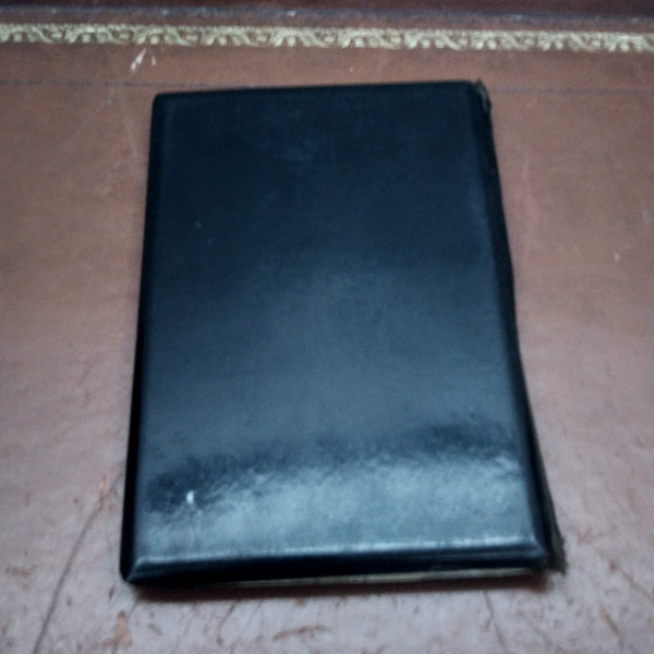 Face to hand, binder.