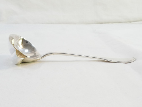 Sauciere sur dormant en ARGENT MASSIF et cuillere a sauce DOUTRE ROUSSEL