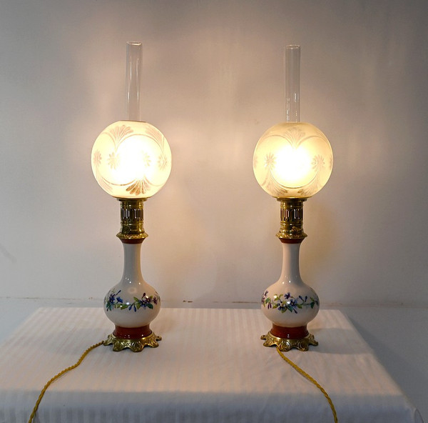 Coppia di lampade a olio in porcellana, elettrificate - Fine XIX secolo