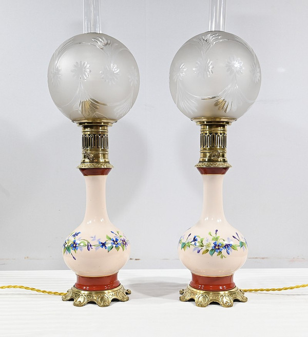Coppia di lampade a olio in porcellana, elettrificate - Fine XIX secolo