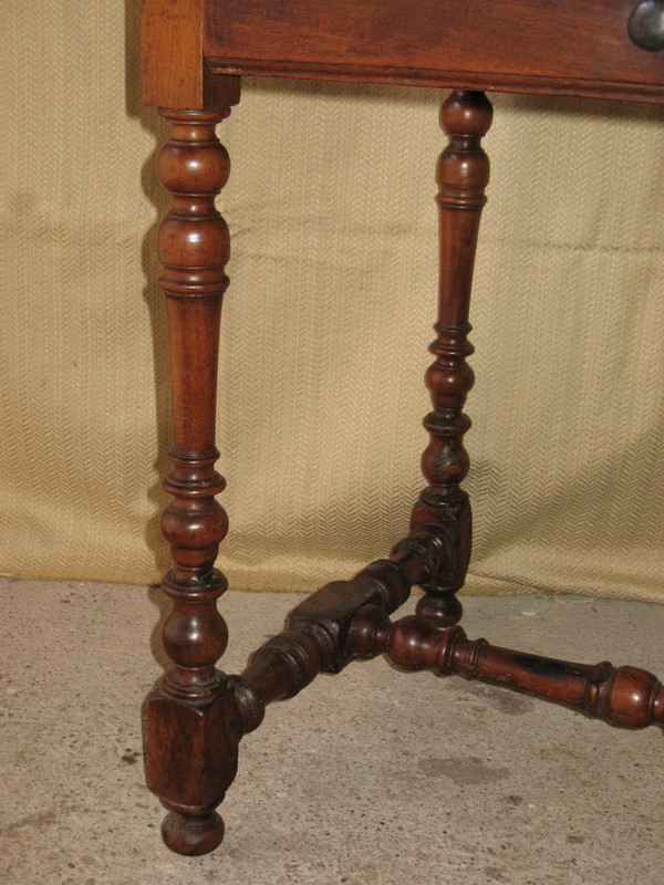 Table à écrire bureau époque Louis XIV avec un tiroir époque fin 17ème Origine Périgord