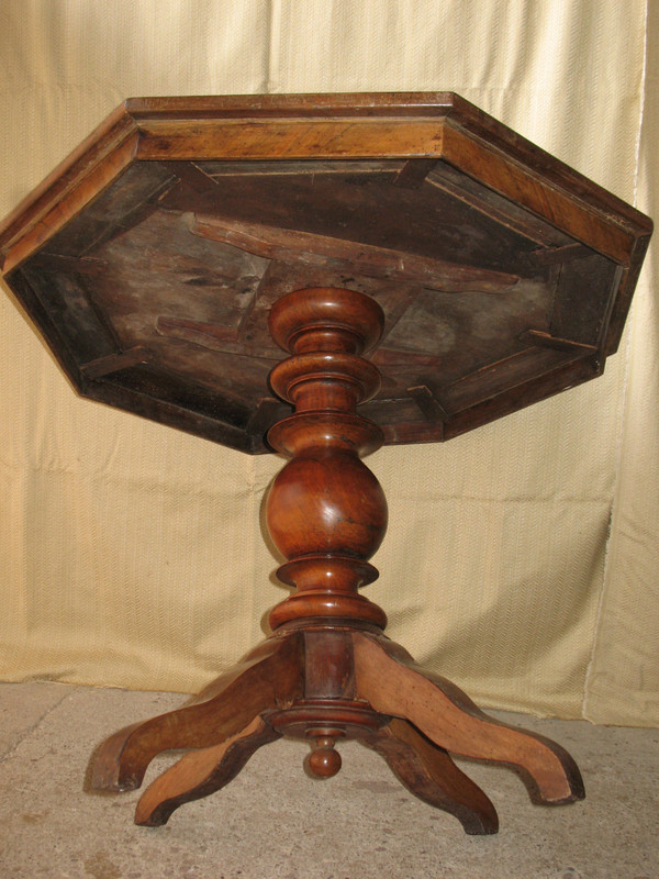 Octagonal inlaid pedestal table in the Charles X style 19th century
