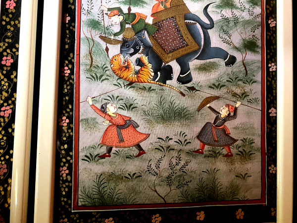 zwei indische Miniaturen "Die Tigerjagd" starke Seidenmalerei dekorativ gerahmt