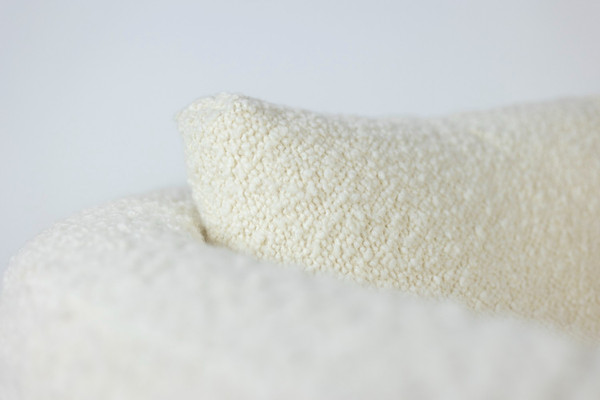 Pair of bean-shaped armchairs in blond beech. Contemporary work.