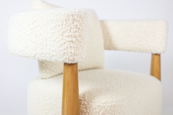 Pair of bean-shaped armchairs in blond beech. Contemporary work.