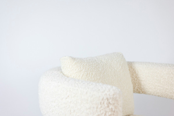 Pair of bean-shaped armchairs in blond beech. Contemporary work.