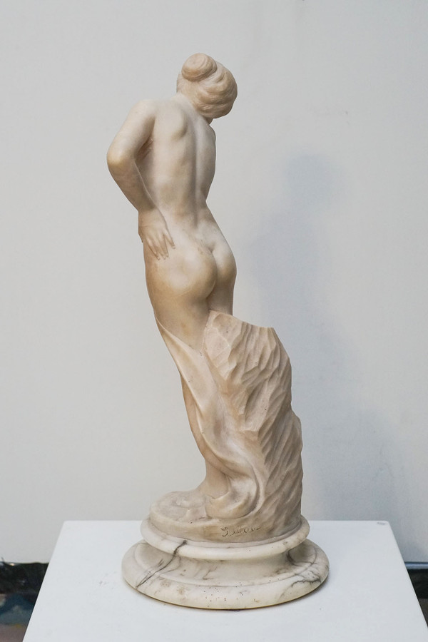 SILAU, donna di marmo bianco