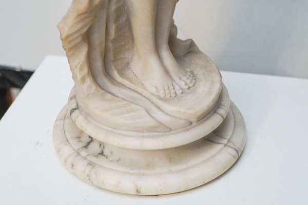 SILAU, donna di marmo bianco