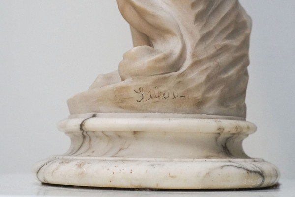 SILAU, donna di marmo bianco