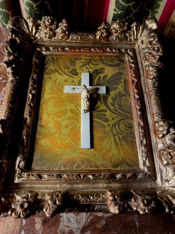 Rare 18th century miniature Christ in Dieppe ivory, Regency gilt frame, gilded paper with branches
