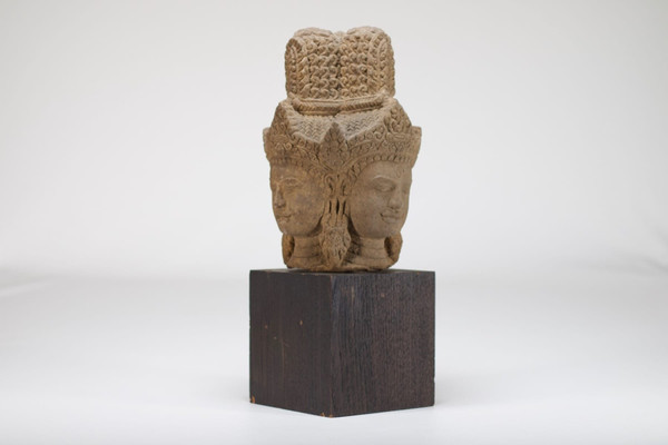 Testa di Brahma in arenaria, stile Khmer.