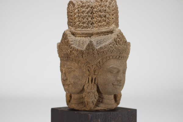 Testa di Brahma in arenaria, stile Khmer.