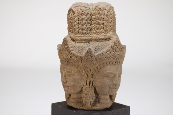 Testa di Brahma in arenaria, stile Khmer.