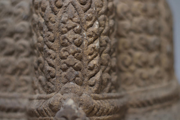 Testa di Brahma in arenaria, stile Khmer.
