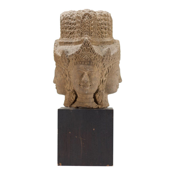 Testa di Brahma in arenaria, stile Khmer.