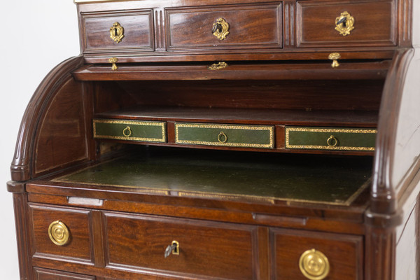 Bureau – ou secrétaire, à cylindre, en acajou. Époque fin XVIIIe.