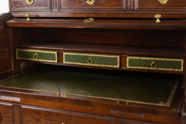Bureau – ou secrétaire, à cylindre, en acajou. Époque fin XVIIIe.