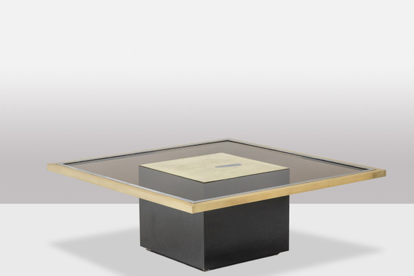 Table basse en laiton doré et verre fumé. Années 1970.