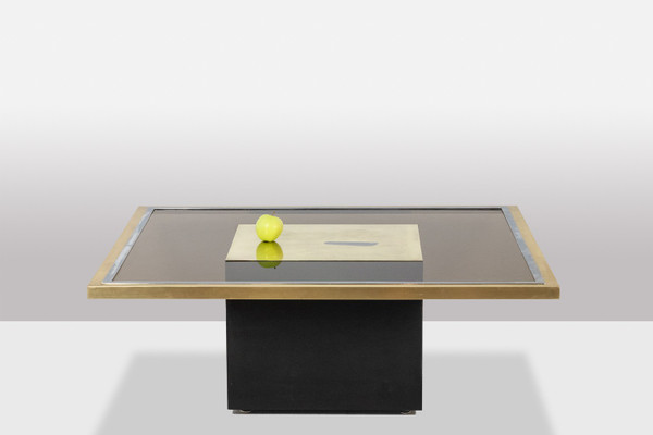 Table basse en laiton doré et verre fumé. Années 1970.