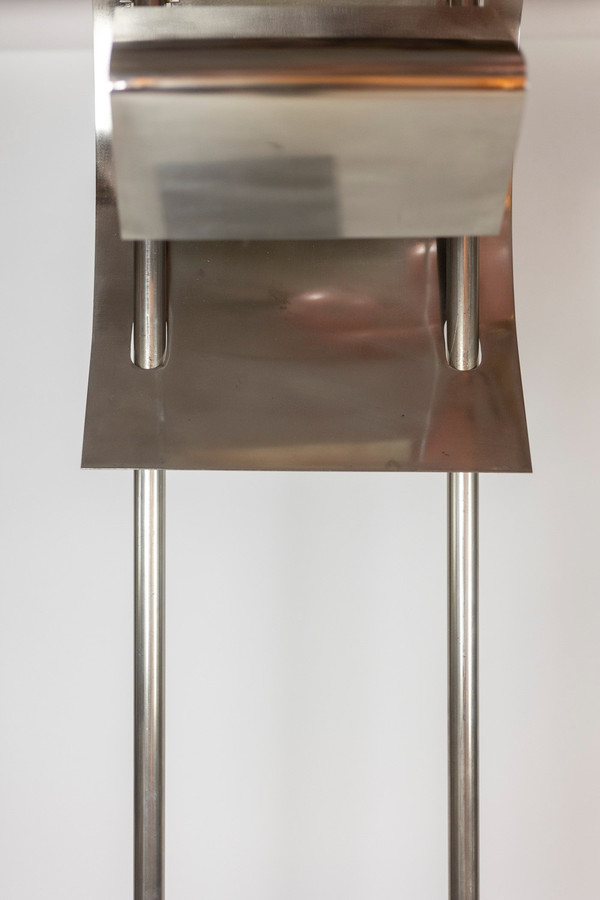 Lampada da terra geometrica in metallo argentato. Anni '80.
