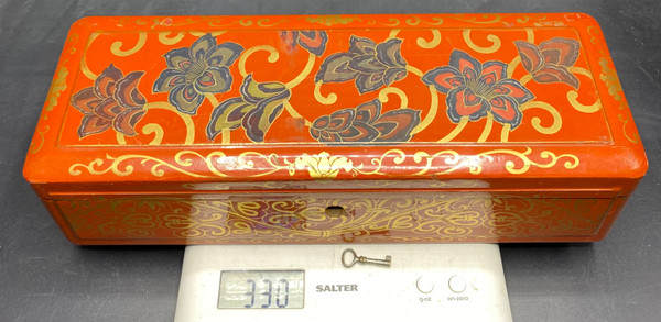 LACQUERED GLOVE BOX