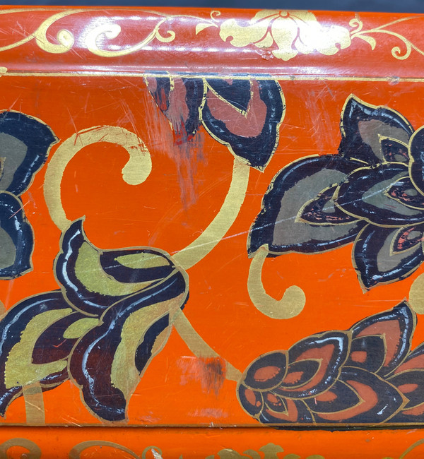 LACQUERED GLOVE BOX