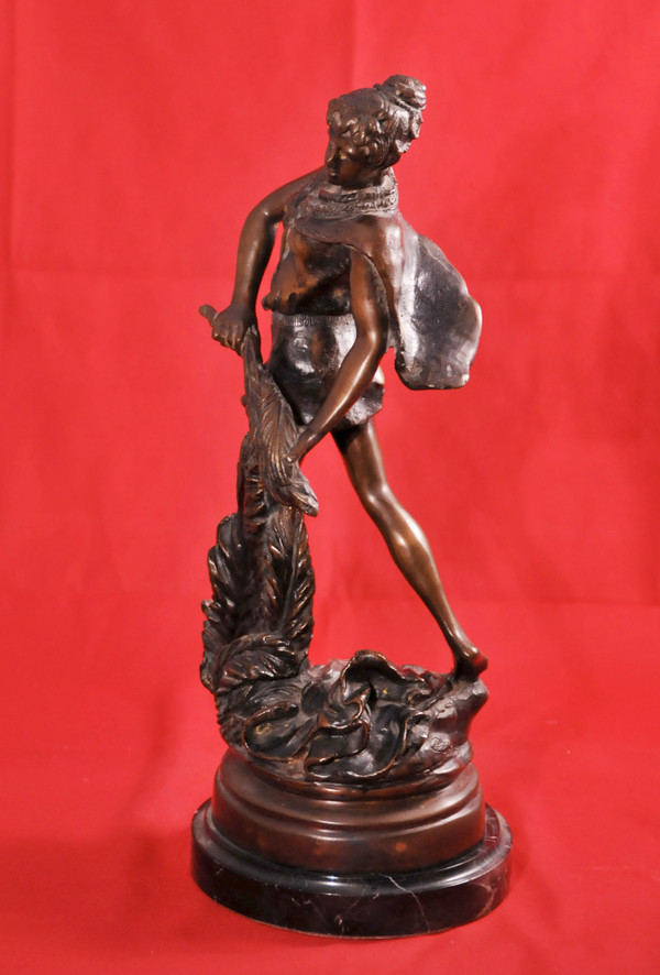 DOLL, donna in bronzo