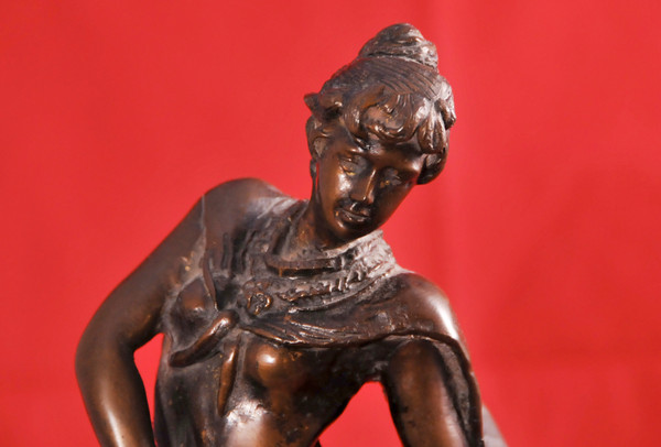 DOLL, donna in bronzo