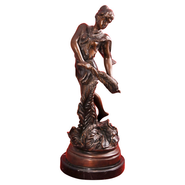 DOLL, donna in bronzo