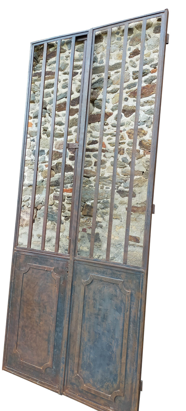 Antica porta doppia in metallo del XIX secolo