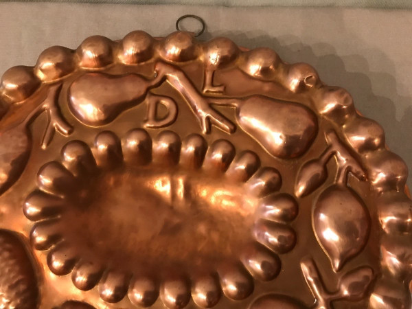 Stampo per dolci in rame del XIX secolo con decorazione di frutta