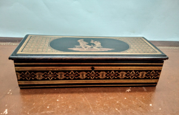 Italienische Schachtel mit Intarsien