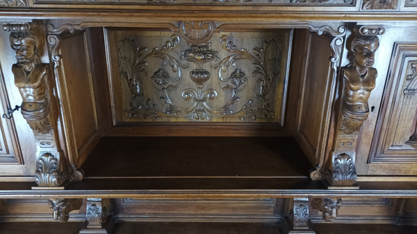 Renaissance Buffet aus Nussbaumholz 19.