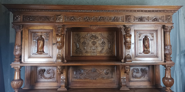 Renaissance Buffet aus Nussbaumholz 19.