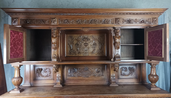 Renaissance Buffet aus Nussbaumholz 19.