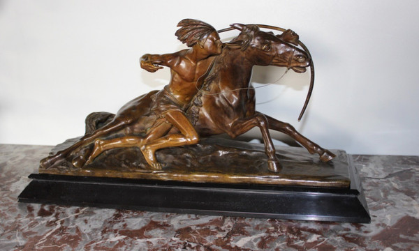 Bronzo di Edouard Drouot Indien En Embuscade devant Son Cheval