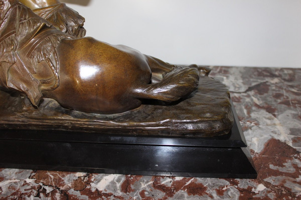 Bronzo di Edouard Drouot Indien En Embuscade devant Son Cheval