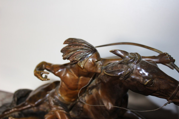 Bronzo di Edouard Drouot Indien En Embuscade devant Son Cheval
