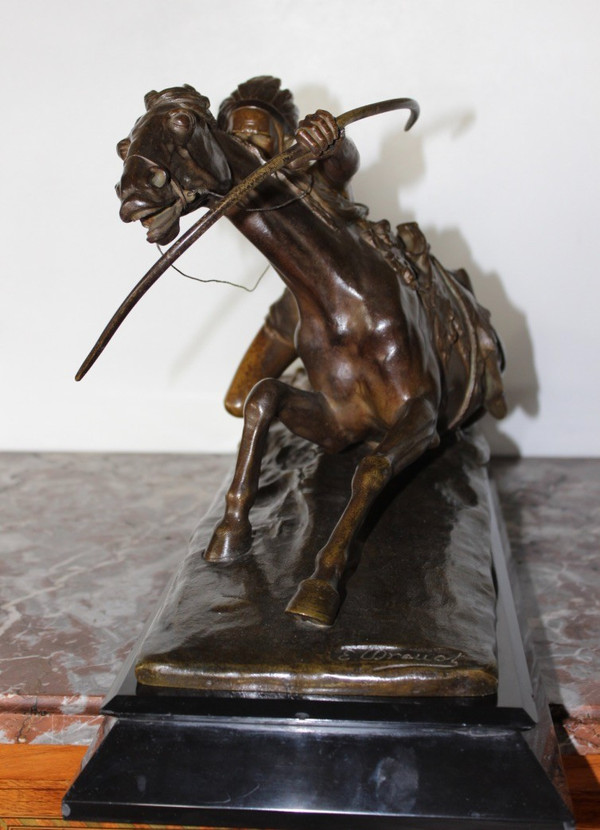 Bronzo di Edouard Drouot Indien En Embuscade devant Son Cheval