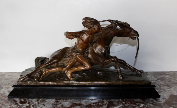 Bronzo di Edouard Drouot Indien En Embuscade devant Son Cheval
