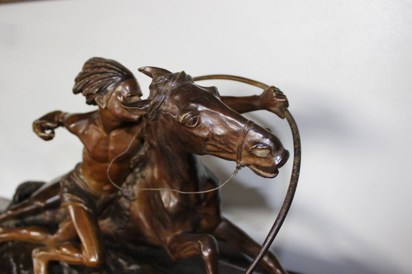 Bronzo di Edouard Drouot Indien En Embuscade devant Son Cheval